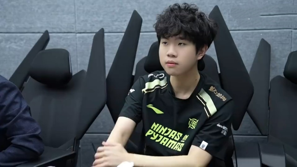 LPL 的当前15点经济差数据： Invictus Gaming 的三项C在榜单上！ knight 的数据为负！