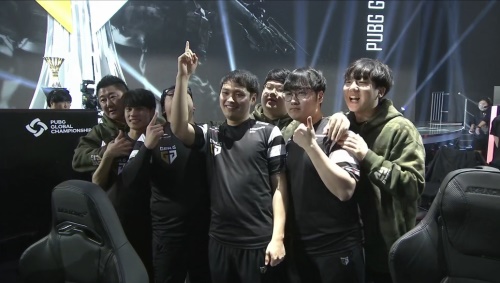 塞特在954天后首次登场于中路，并被中单选手 Oh My God 选中。